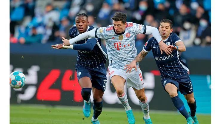 Cristian Gamboa en un duelo con Robert Lewandowski.