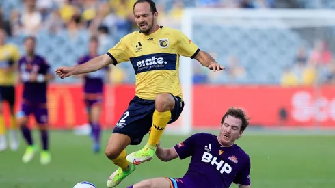 Marco Ureña disputa un balón en el juego ante Perth Glory.