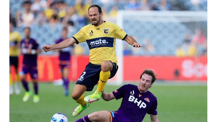 Marco Ureña disputa un balón en el juego ante Perth Glory.