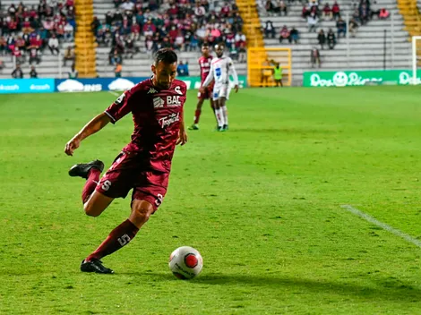 Mariano Torres considera "prematura" una renovación con Saprissa