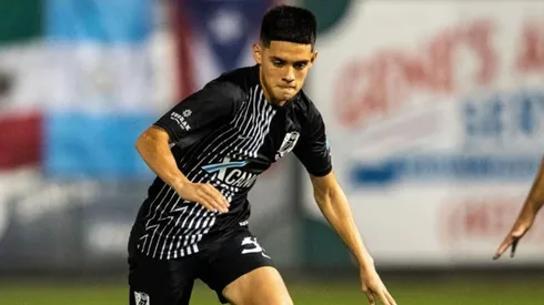 Juvenil salvadoreño firma contrato profesional en Estados Unidos