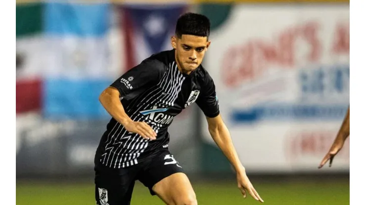Juvenil salvadoreño firma contrato profesional en Estados Unidos