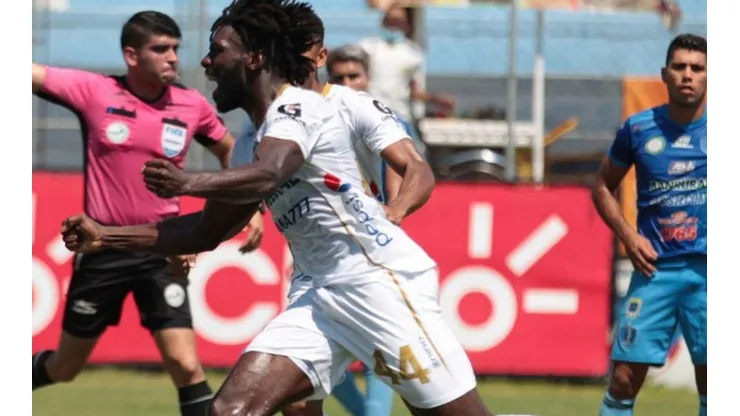 Manuel Gamboa se estrena como goleador en Comunicaciones.