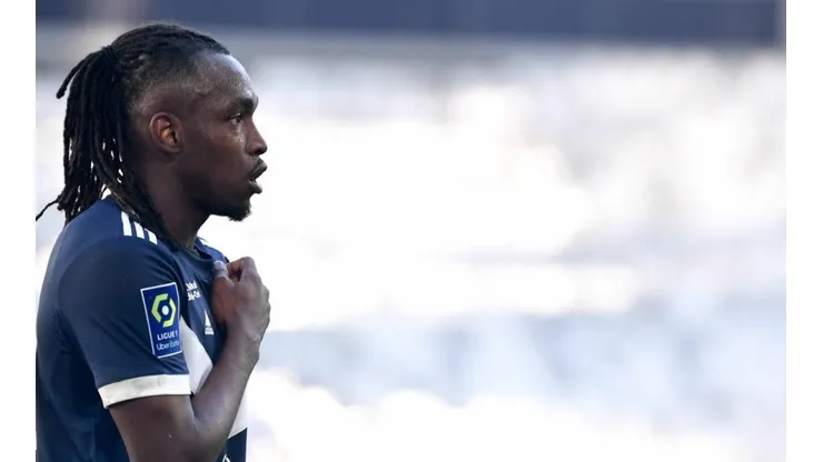 Alberth Elis por encima de uno de los tridentes más poderosos del PSG