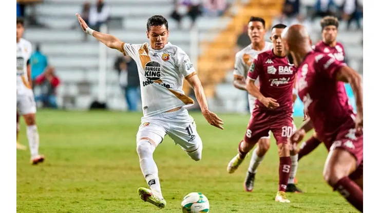 Saprissa y Herediano disputan la final del torneo pasado.