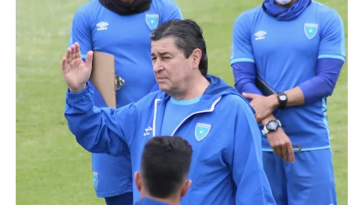 Luis Fernando Tena solo dirigió amistosos con Guatemala