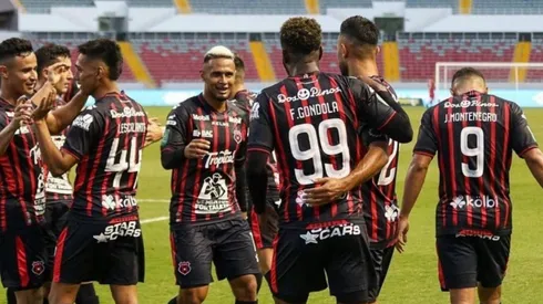 Freddy Góndola marca su segundo gol en Costa Rica.