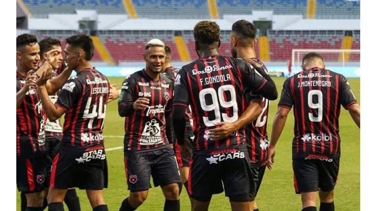 Freddy Góndola marca su segundo gol en Costa Rica.