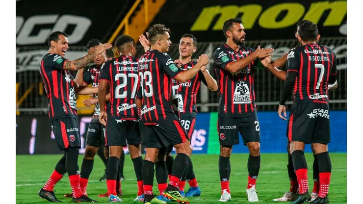 Daniel Arreola celebra un gol con sus compañeros de la Liga.