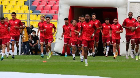 Seleccionados ticos salen a calentar en el estadio Azteca.