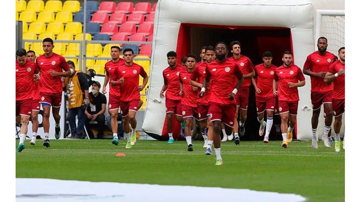 Seleccionados ticos salen a calentar en el estadio Azteca.