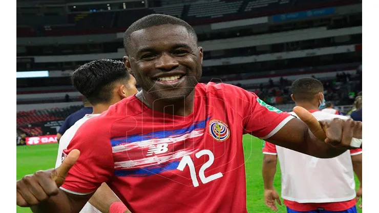 Joel Campbell feliz después del empate de Costa Rica ante México en el Azteca.