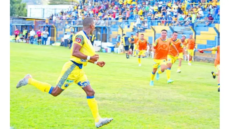 Nicolás Muñoz alcanza los 300 goles en Centroamérica.