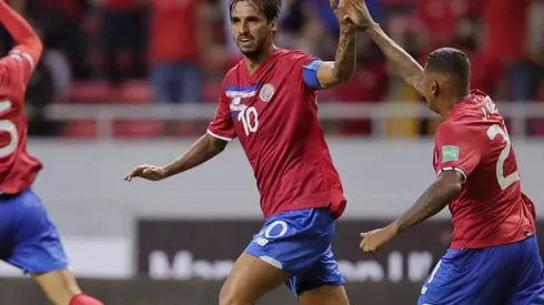Bryan Ruiz le da vida a Costa Rica.