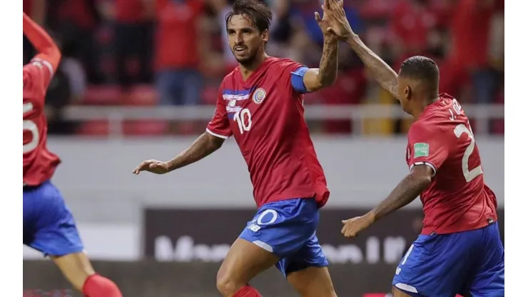 Bryan Ruiz le da vida a Costa Rica.