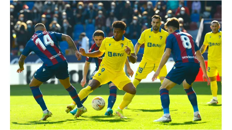 El "Choco" Lozano brindó una asistencia en el triunfo del Cádiz ante el Levante [VIDEO]