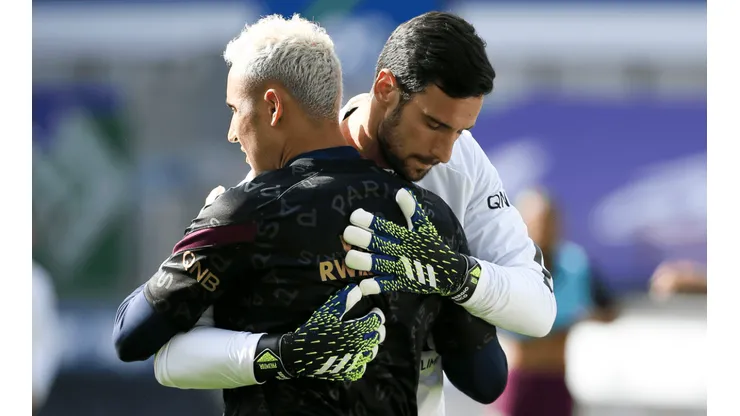 El PSG cedió a Sergio Rico y así lo despidió Keylor Navas.