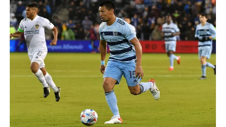 Roger Espinoza renueva con Sporting Kansas City de la MLS