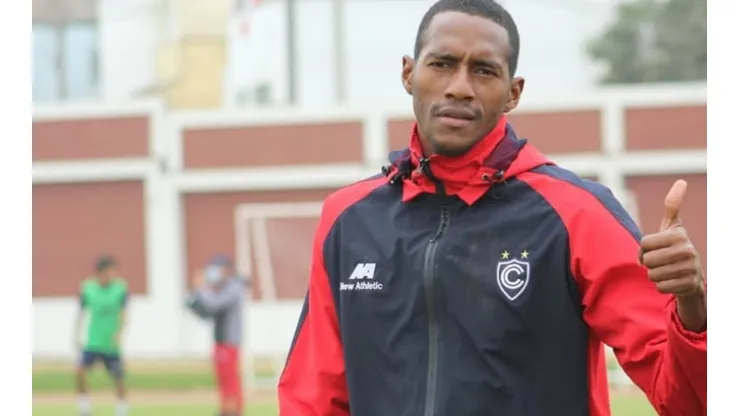 Abdiel Ayarza en el equipo de extranjeros de la Liga 1.