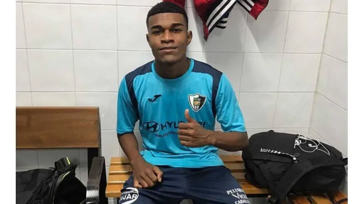 Alexander Santimateo ya se entrena con su nuevo club en España.