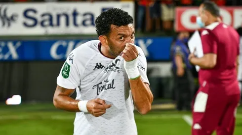 Michael Barrantes besando el escudo morado (Saprissa Oficial)