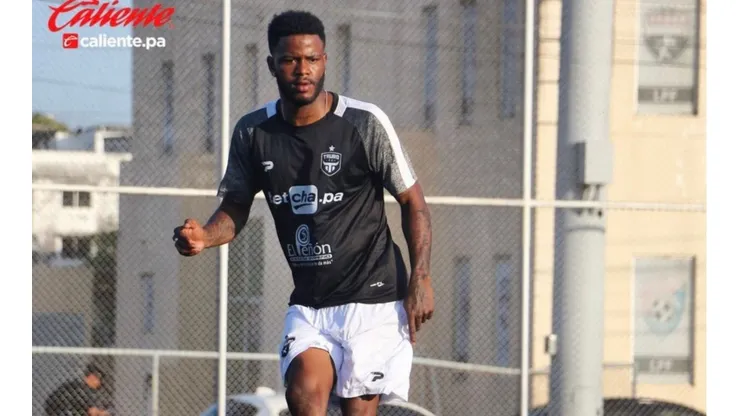 Freddy Góndola se entrena con Tauro FC.