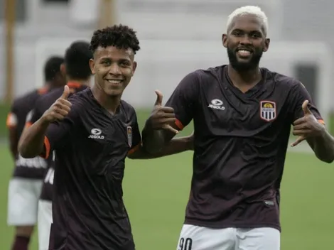 Isidoro Hinestroza cerca de un equipo de la primera de Ecuador