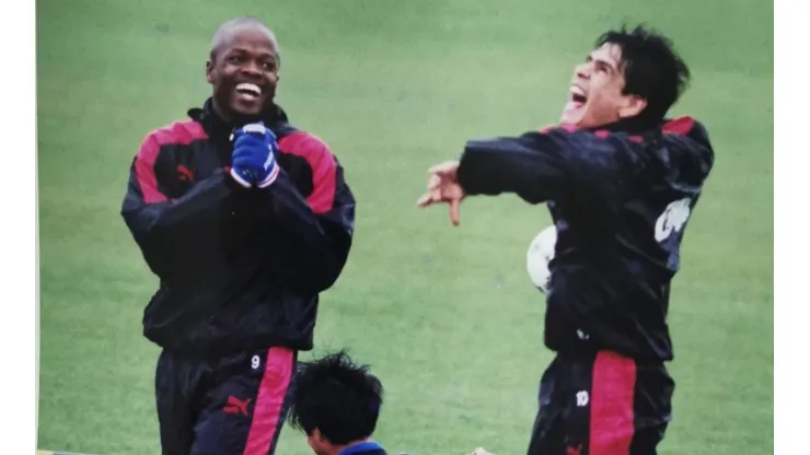 Jorge Dely Valdés rinde homenaje a Hugo Maradona.