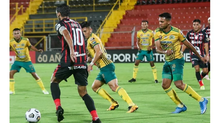 Alajuelense ganaba 2 por 0 el partido de vuelta ante el Guastatoya. En 7 minutos los pechiamarillos empataron los cartones y enterraron las ilusiones liguistas en Liga Concacaf (LDA Oficial)