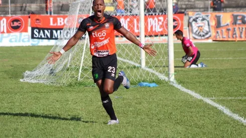 Nicolás Muñoz seguirá jugando en El Salvador.