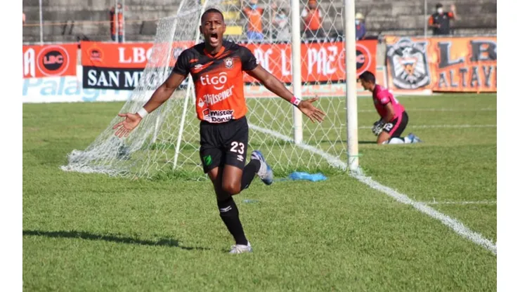 Nicolás Muñoz seguirá jugando en El Salvador.