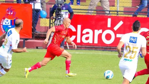 Anllel Porras, jugador del Municipal conduce el balón ante el Comunicaciones (Municipal Oficial)