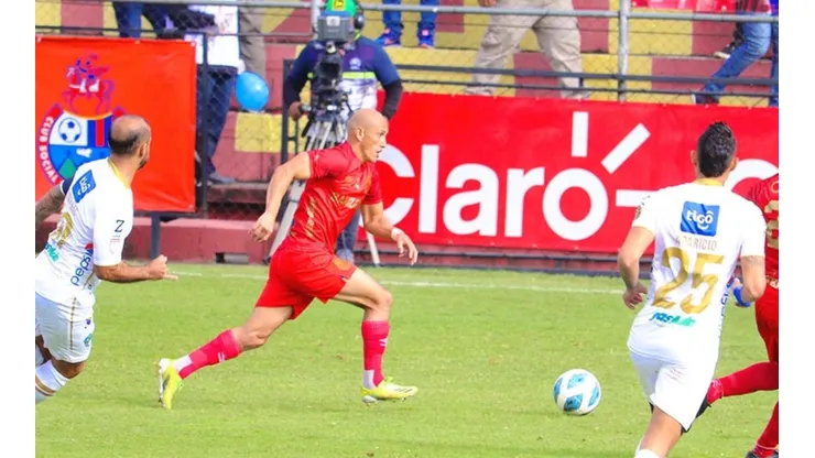 Anllel Porras, jugador del Municipal conduce el balón ante el Comunicaciones (Municipal Oficial)
