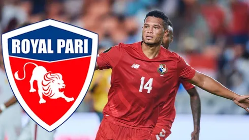 Rolando Blackburn firma con su nuevo equipo.