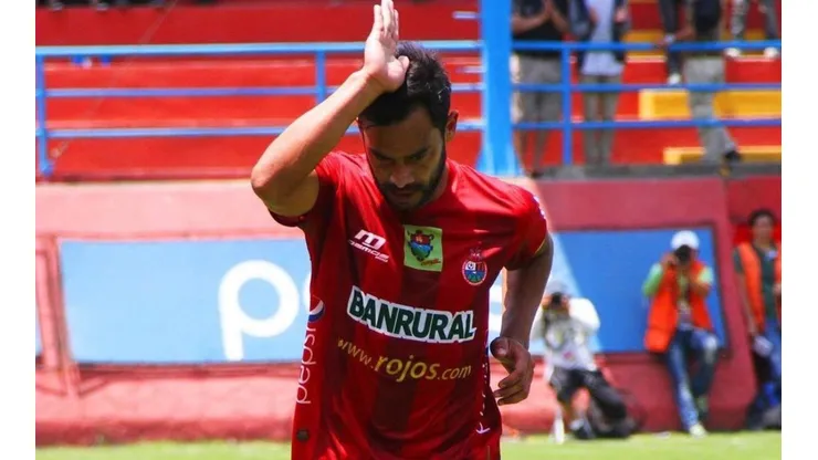 Carlos Ruiz apoya a Municipal para el clásico