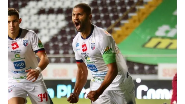 El goleador Álvaro Saborío se queda en su equipo por 6 meses más (ADSC Oficial)