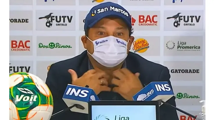 Jeaustin Campos en conferencia de prensa