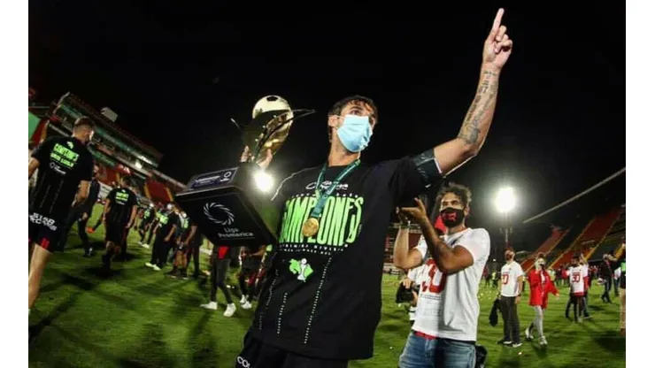 Bryan Ruiz, celebrando la copa número 30 de Alajuelense (LDA Oficial)