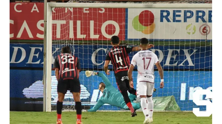 Aarón Cruz detiene el penal lanzado por Daniel Arreola (Saprissa Oficial)
