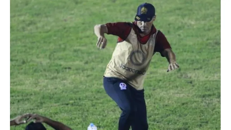 Brutal agresión de los aficionados de Vida al cuerpo técnico de Olimpia (VIDEO)