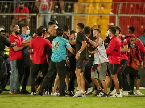 Bronca entre aficionados y jugadores de Alajuelense [VIDEO]