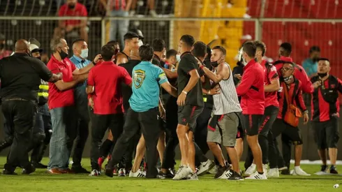 Bronca entre aficionados y jugadores de Alajuelense [VIDEO]