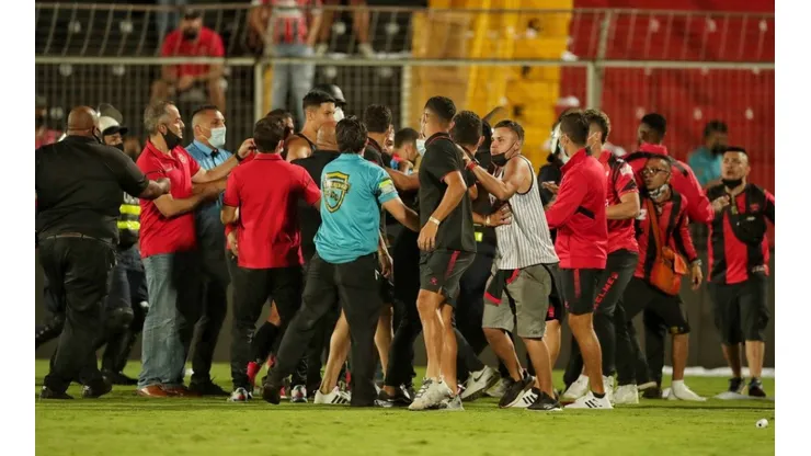 Bronca entre aficionados y jugadores de Alajuelense [VIDEO]