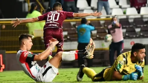 Jimmy Marín anotó el segundo gol morado y el festejo no se hizo esperar (Saprissa Oficial)