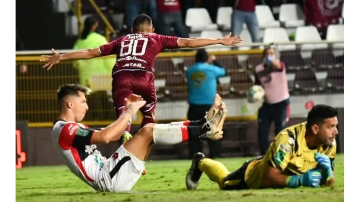 Jimmy Marín anotó el segundo gol morado y el festejo no se hizo esperar (Saprissa Oficial)