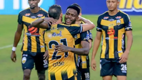 Freddy Góndola marca doblete en el triunfo de su equipo.