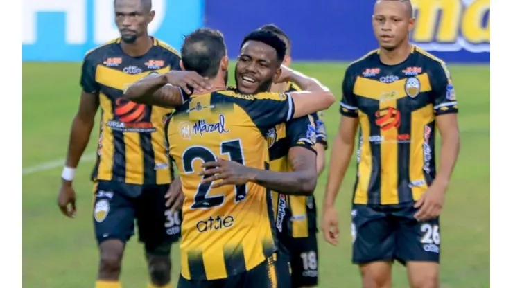 Freddy Góndola marca doblete en el triunfo de su equipo.