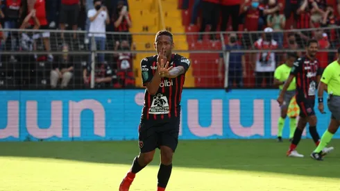 Gabriel Torres marca el gol del triunfo de Alajuelense.