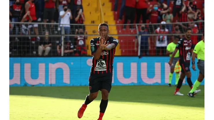 Gabriel Torres marca el gol del triunfo de Alajuelense.