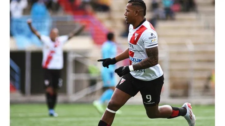 Catuy anota un golazo desde fuera del área.